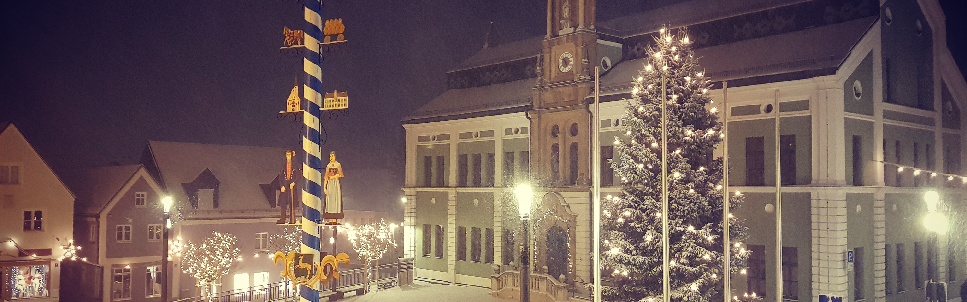 Slider Weihnachten Rathaus im Schnee mit Christbaum